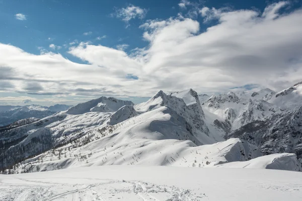 Snowy mountain ridge — Stock Photo, Image