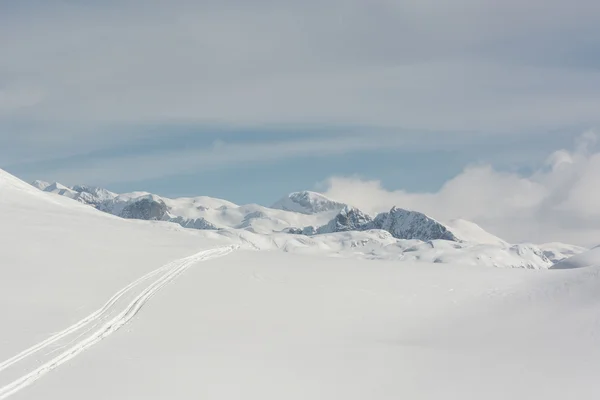 Pista de esqui em uma neve — Fotografia de Stock