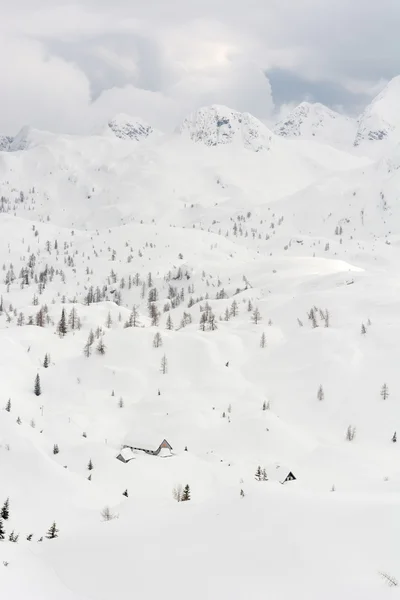 Cottage di montagna circondato da neve — Foto Stock