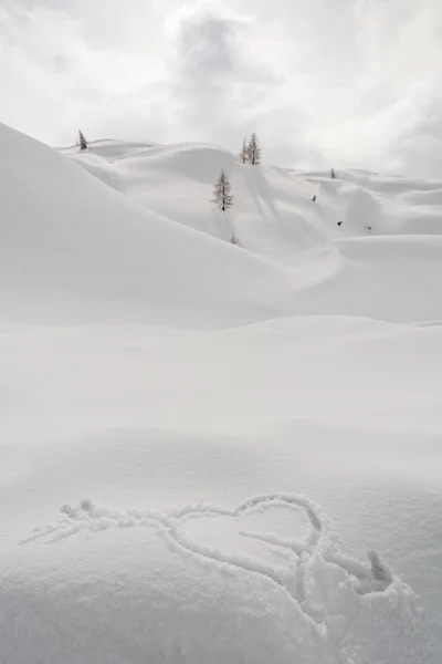 在雪上的箭刺穿了心 — 图库照片