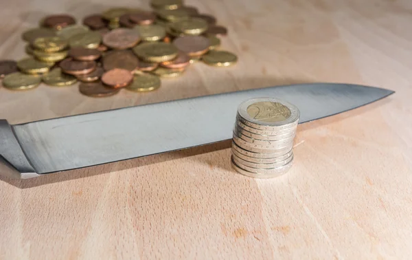 Cuchillo que corta monedas en euros — Foto de Stock