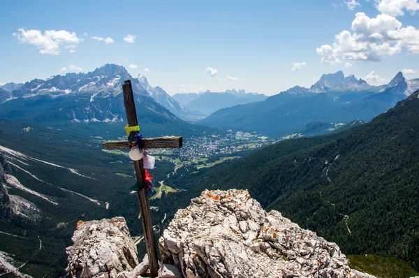 Trä cross på bergets topp — Stockfoto