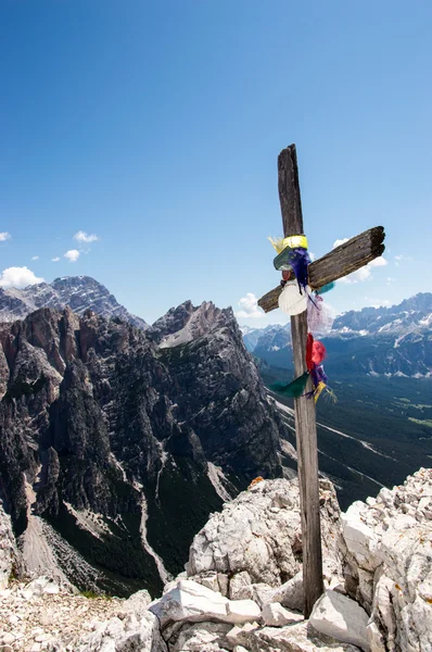 Holzkreuz auf dem Gipfel des Berges — Stockfoto