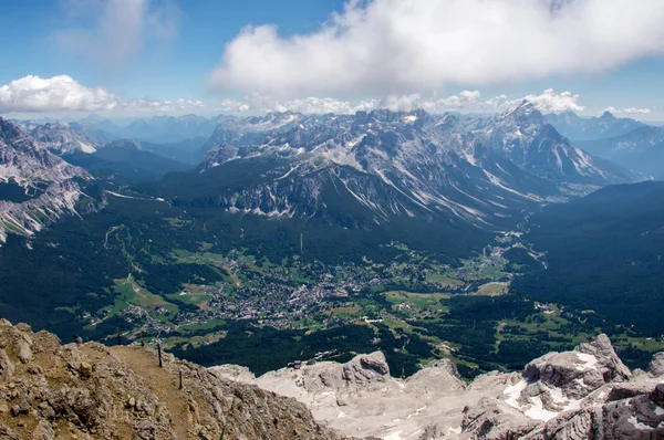 Alpine Stadt mit umliegenden Bergen — Stockfoto