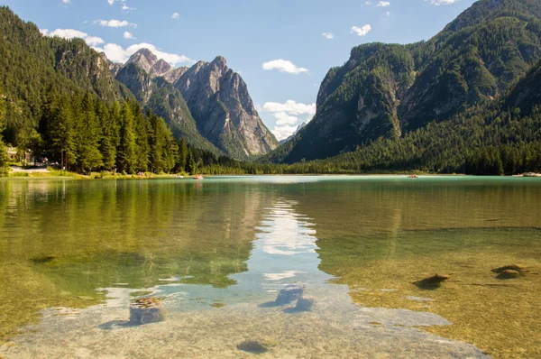 Lago alpino con valle sul retro — Foto Stock
