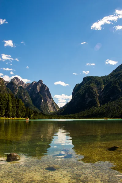 Lac alpin avec vallée à l'arrière — Photo