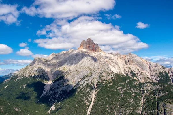 Montagna solitaria che si erge sopra la foresta — Foto Stock