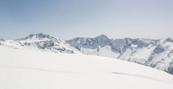 在后面的山脊覆盖着雪坡 — 图库照片