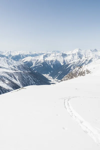 Skipiste mit Tal im Hintergrund — Stockfoto