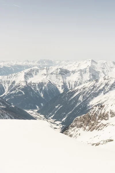 Alpské údolí obklopené horami — Stock fotografie