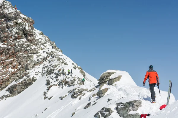 Person ascendind a mountain — Stock Photo, Image