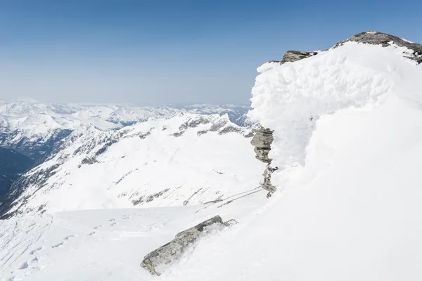Schneebedeckter Felsbrocken vor einem Bergblick — Stockfoto