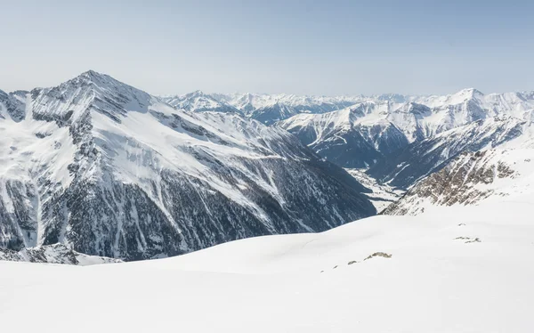 Alpina dal omgiven av berg — Stockfoto