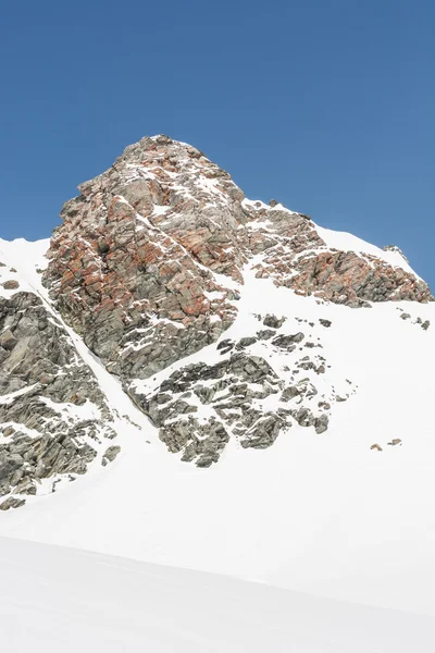 その斜面と山の頂上は雪に覆われました。 — ストック写真