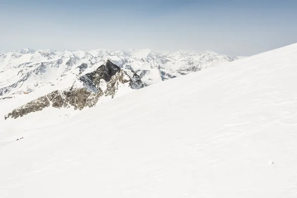 Pente enneigée avec crête de montagne à l'arrière — Photo