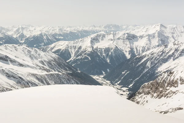 Vallée alpine entourée de montagnes — Photo