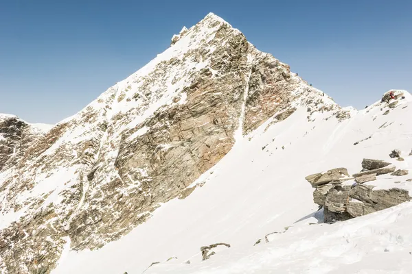 Cima de la montaña formada como una pirámide — Foto de Stock
