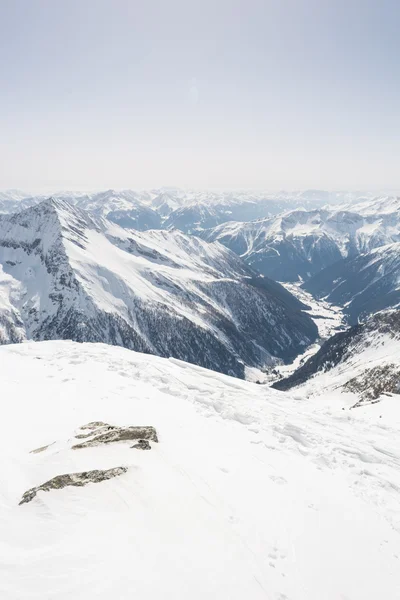 Valle alpina circondata da montagne — Foto Stock