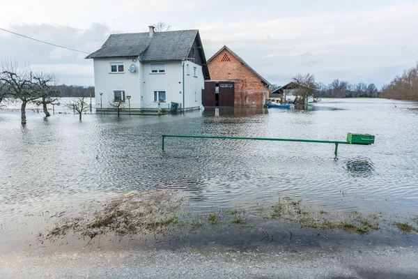 Hus omgivet med vatten — Stockfoto