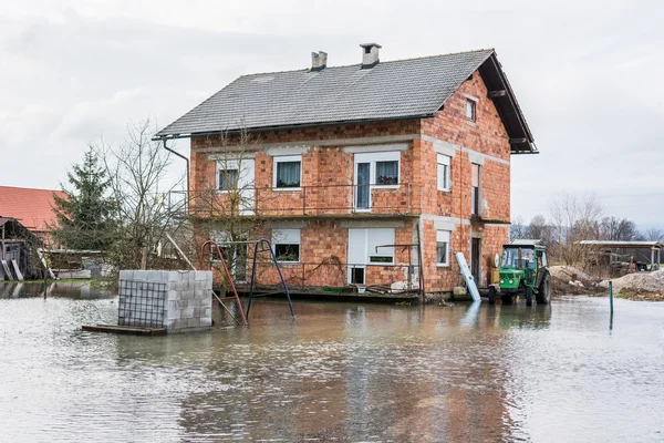 Hus omgivet med vatten — Stockfoto