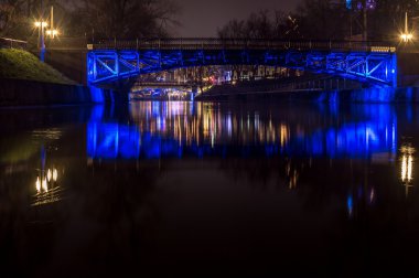 demir köprü üzerinden bir nehir