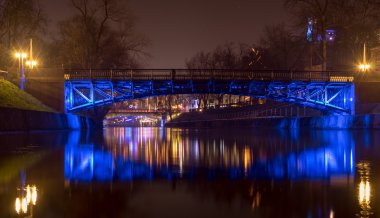 demir köprü üzerinden bir nehir