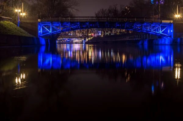 Puente de hierro sobre un río —  Fotos de Stock