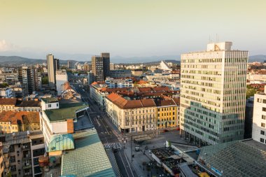 Şehir manzaralı bir cadde ile