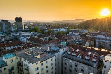 bir gün batımı manzaralı şehir