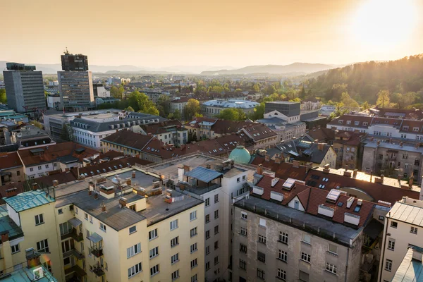 Vista de la ciudad con una puesta de sol —  Fotos de Stock