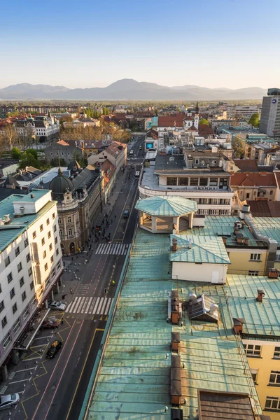 Vue sur la ville avec une avenue — Photo