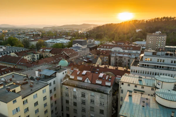 Vista da cidade com um pôr do sol — Fotografia de Stock