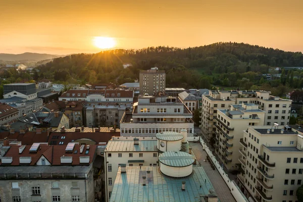 Uitzicht op de stad met een zonsondergang — Stockfoto