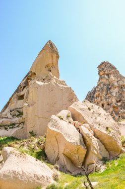 üçgen kayanın içinden konut mağara