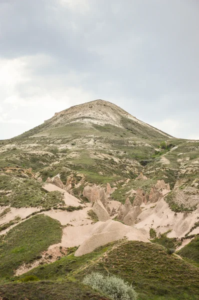 その斜面上の岩と孤独な山 — ストック写真