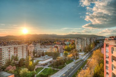 bir gün batımı manzaralı şehir