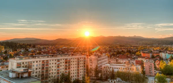 Vista de la ciudad con una puesta de sol — Foto de Stock