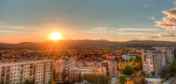 Pemandangan kota dengan matahari terbenam — Stok Foto