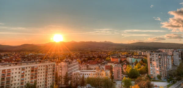 Pohled na město s západ slunce — Stock fotografie