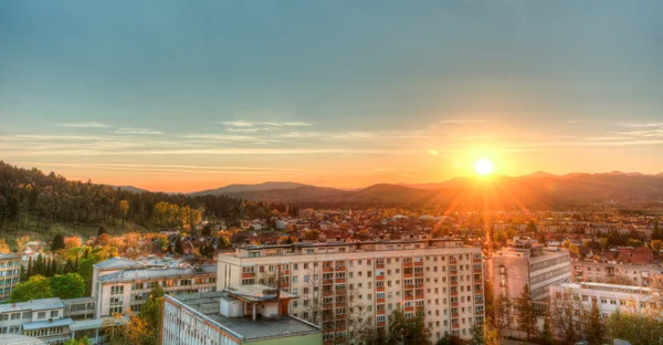 Vista da cidade com um pôr do sol — Fotografia de Stock