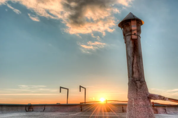 Západ slunce z vrcholu střechy s střešní otvor — Stock fotografie