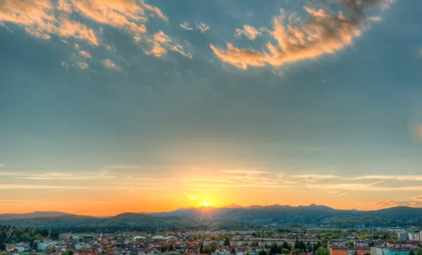 Vista sulla città con un tramonto — Foto Stock