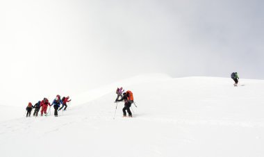 bir dağ artan backcountry kayakçı