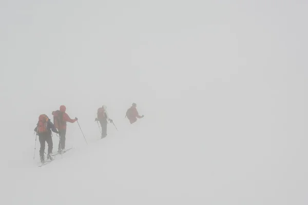 Skiers lost in the fog — Stock Photo, Image