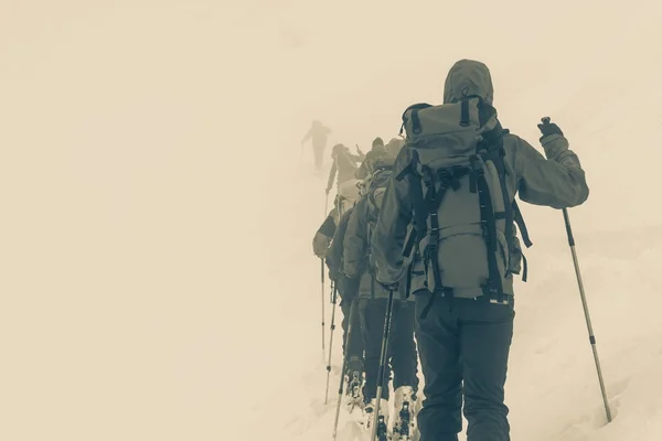 Skiers lost in the fog — Stock Photo, Image