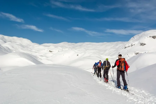 Skidåkare gå över snöiga plan — Zdjęcie stockowe
