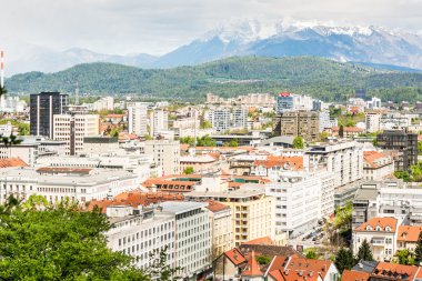 dağlar arkada bir şehrin panoramik görünüm