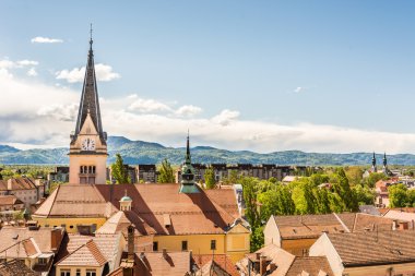 panoramik manzaralı bir kilise ile eski şehir bölgesi
