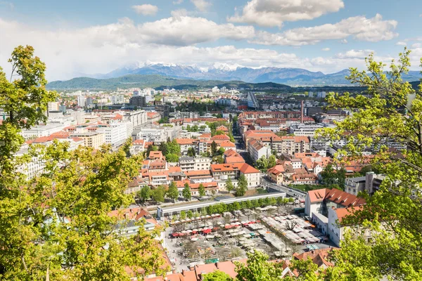 Panoramatický pohled město s venkovní trh — Stock fotografie