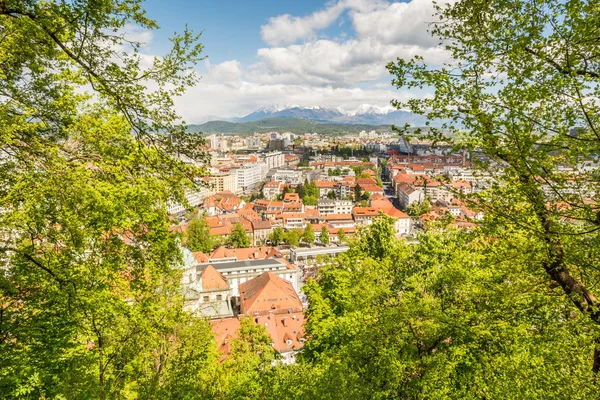 Panoramisch uitzicht van een stad met de bergen in de rug — Stockfoto